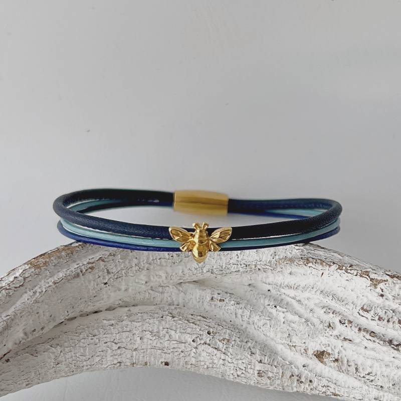Lederarmband fein mit goldene Biene in blau